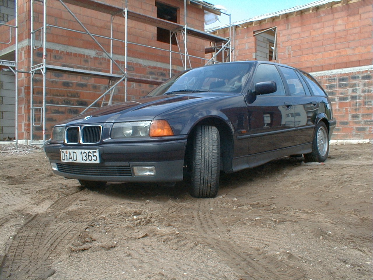 BMW 318i Touring E36 from Dougie’s vehicle history